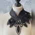 SiaLinda: Brustschmuck Halsschmuck Morticia mit schwarzen Rosen, weißen Perlen & Federn